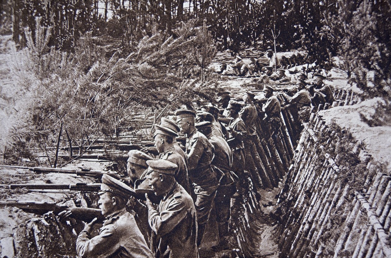 Russiske tropper fra første verdenskrig i en grøft på Dvina-elvefronten, september 1917 (s/hv-bilde) av English Photographer