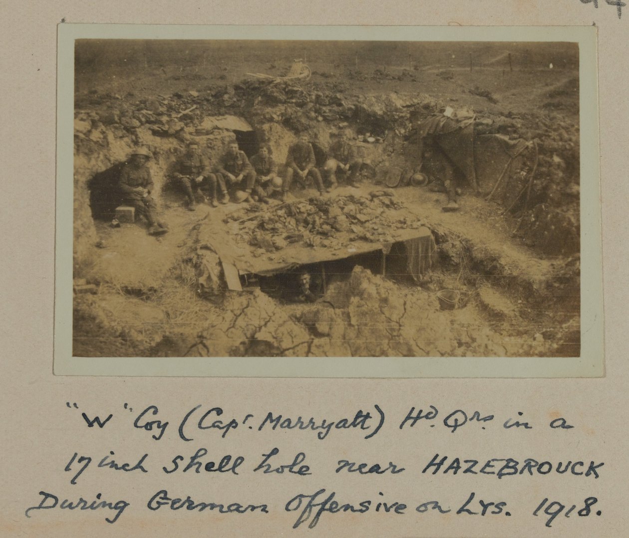 "W" Coy (Capt. Marryatt) Hd Qrs i et 17 tommers skallhull nær HAZEBROUCK under tysk offensiv på LYS, 1918 av English Photographer