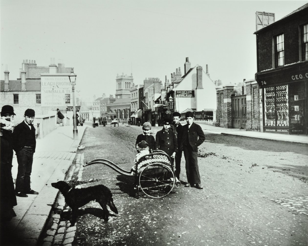 Wandsworth High Street: ser vestover, 1890 av English Photographer