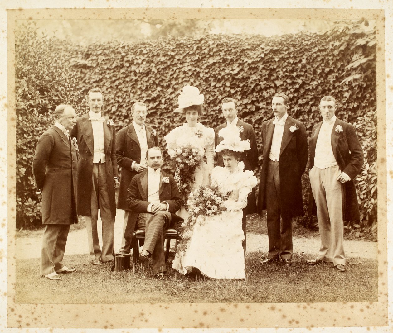 Bryllupsportrett av Francis Edward Younghusband og Helen Augusta Magniac, Datchet av English Photographer