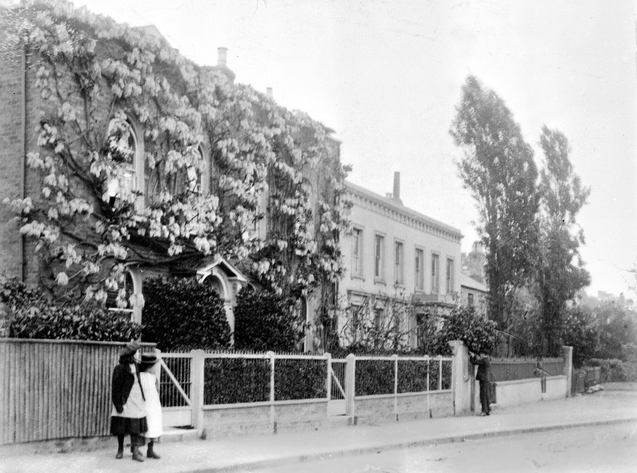 Westwood Cottage Enfield, ca. 1890 (s/hvitt-bilde) av English Photographer