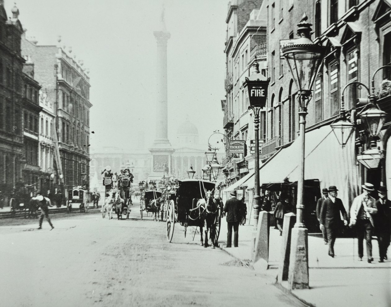 Whitehall, Westminster LB: Whitehall ser til Trafalgar Square, 1895 av English Photographer