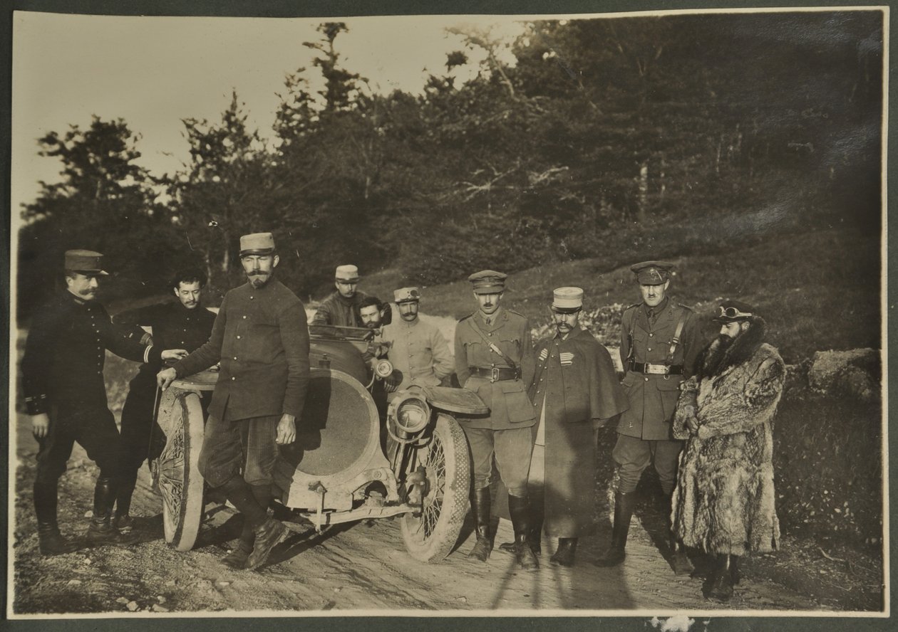 William Lawrence Bragg og Harold Roper som en del av en gruppe med en bil på en fjellvei, Vosges, 1915 av English Photographer
