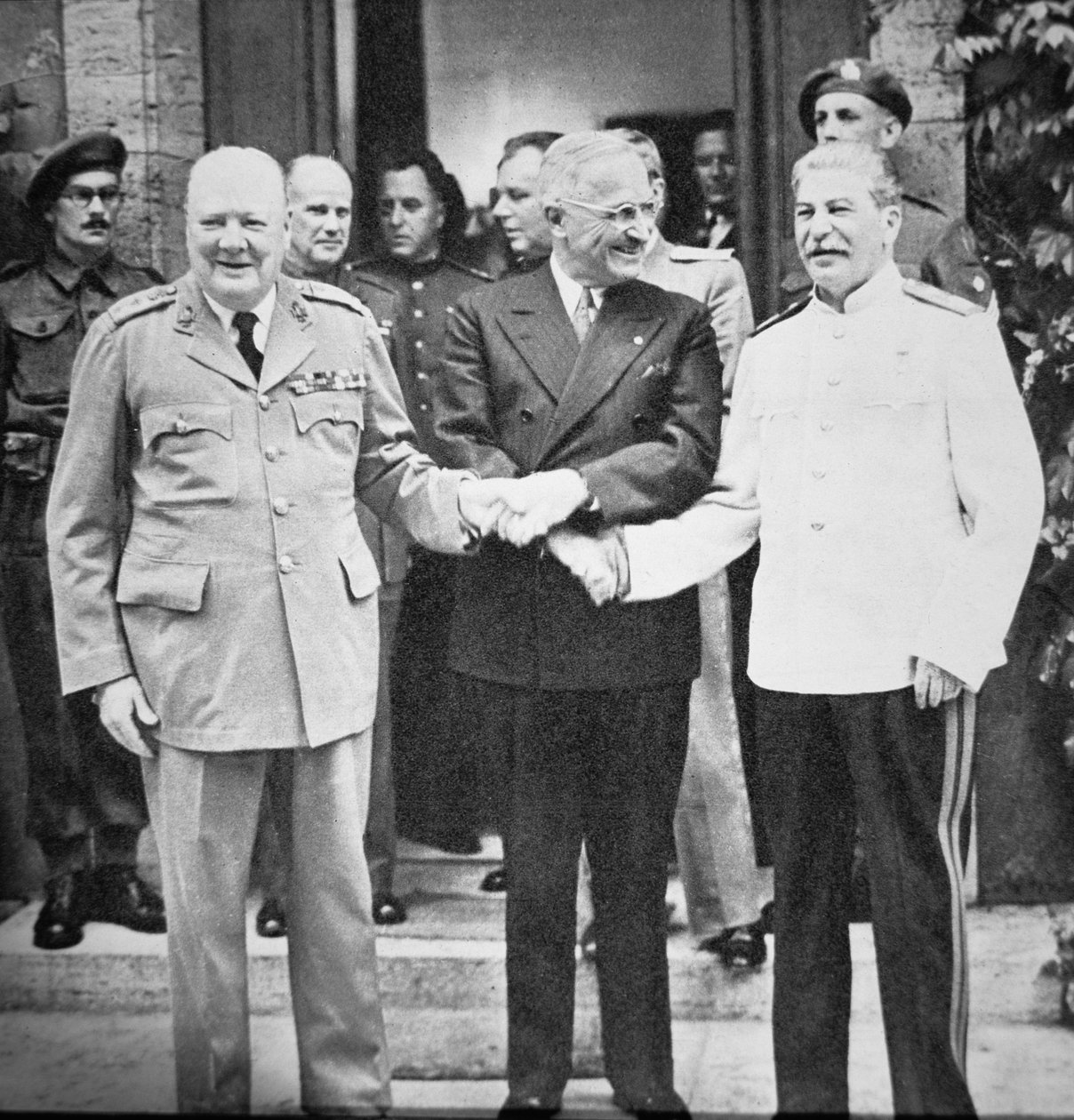 Winston Churchill (1874-1965) President Truman (1884-1972) og Joseph Stalin (1879-1953) håndhilser på Potsdam-konferansen, juli 1945 (s/hv-bilde) av English Photographer