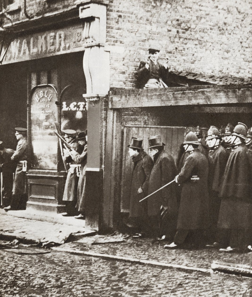 Winston Churchill durant le siege de Sydney street, London 1911 (s/hv-bilde) av English Photographer