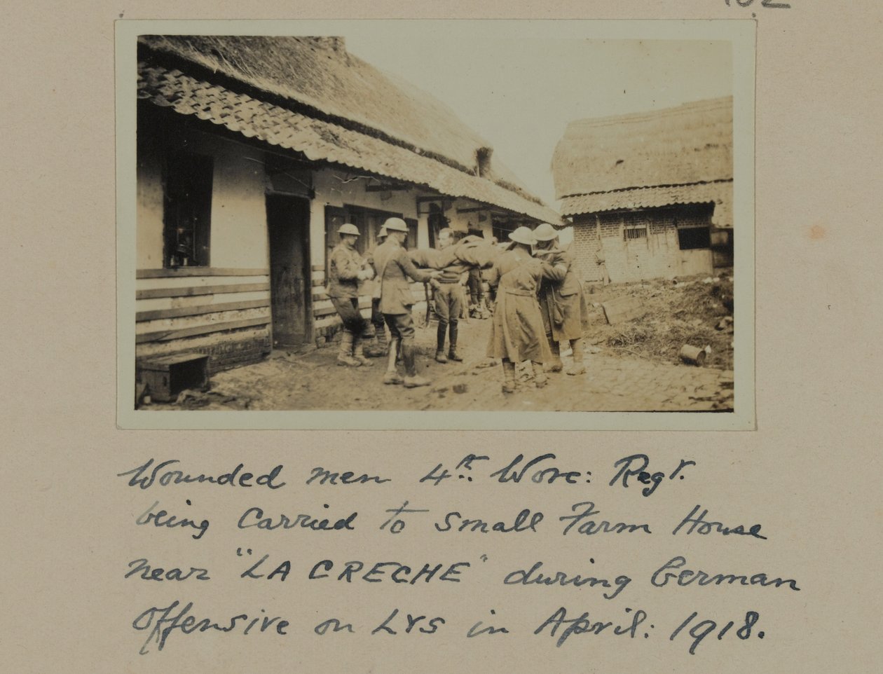 Sårede menn, 4., Worc: Regt. ble båret til et lite gårdshus nær "LA CRECHE" under tysk offensiv på LYS, april 1918 av English Photographer