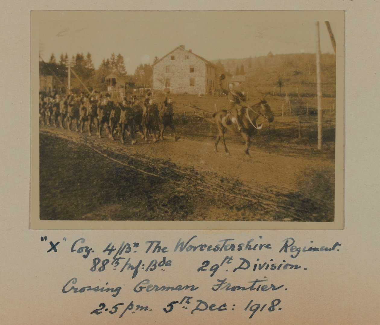 "X" Coy 4Bn. Worcestershire-regimentet, 88. Inf: Bde. 29. Division, Crossing German Frontier 14.5 pm 5. desember: 1918 av English Photographer