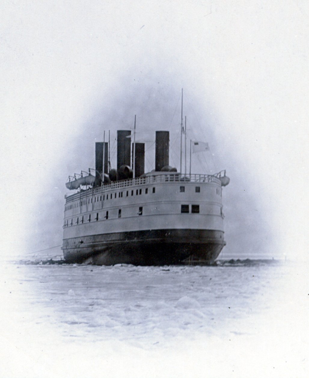 Hagenr. 647, Baikal. Viser en akterskive av den isbrytende togfergedamperen Baikal av English Photographer