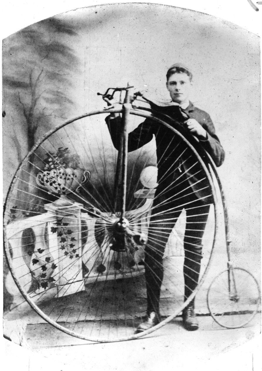 Ung mann med en penny-farthing, ca. 1870-tallet (bw-bilde) av English Photographer