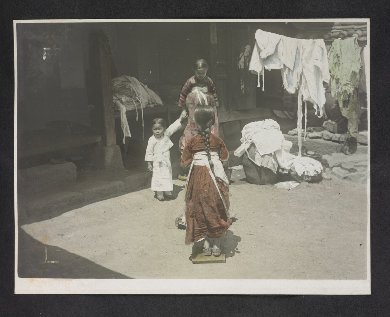 Unge jenter, fotoalbum av Korea av English Photographer