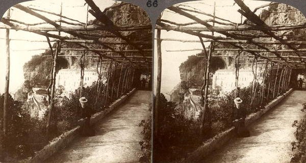 Et kapusinerkloster og de store klippene i Amalfi, en stereoskopisk utsikt (sepia-bilde) av English School