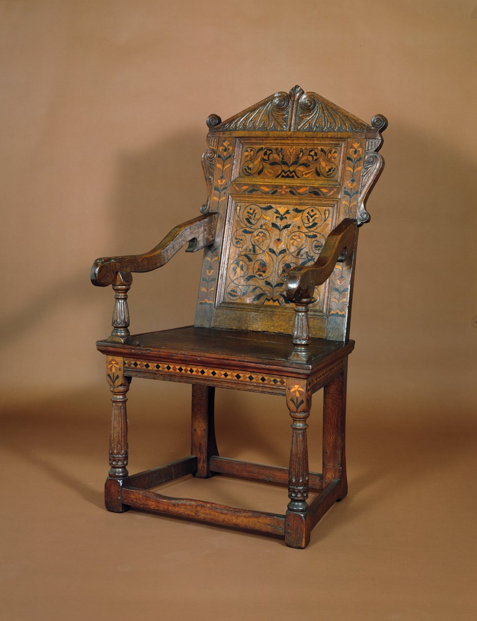 En Charles I lenestol, midten av 1600-tallet (eik med marquetry-innlegg) av English School