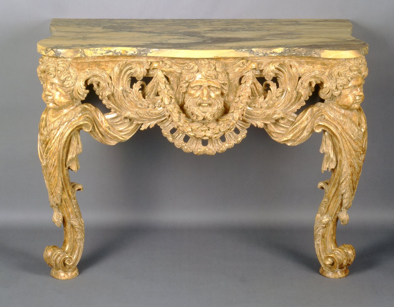 Et George II-konsollbord, ca. 1740 (utskåret forgylt tre) av English School