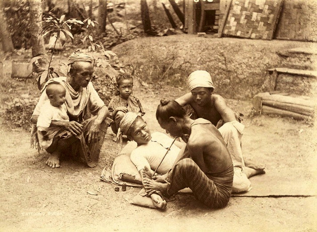 En Shan-mann blir tatovert, 1890 (sepia-bilde) av English School