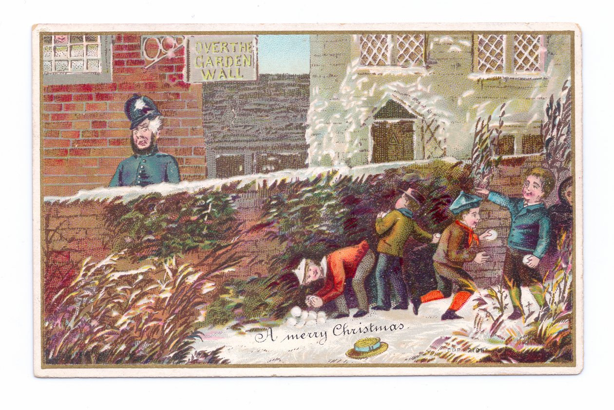 Et viktoriansk julekort med gutter som gjemmer seg bak en murvegg som kaster en snøball mot en politimann, ca. 1880 (farge litho) av English School
