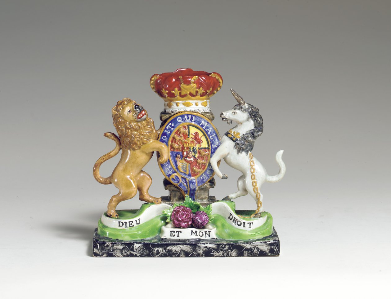 En Walton Armorial Spillvase som det britiske kongelige våpenskjoldet, ca. 1825 (perletøy) av English School