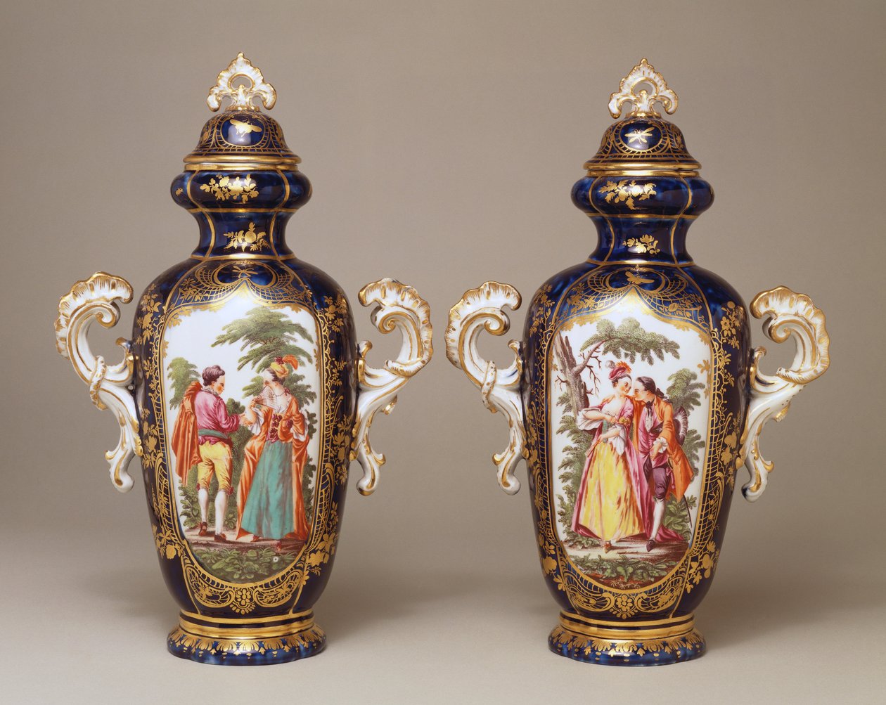 Et par Chelsea blåslipte, avsmalnende oviforme vaser og omslag som viser elskere blant trær, ca. 1765 av English School
