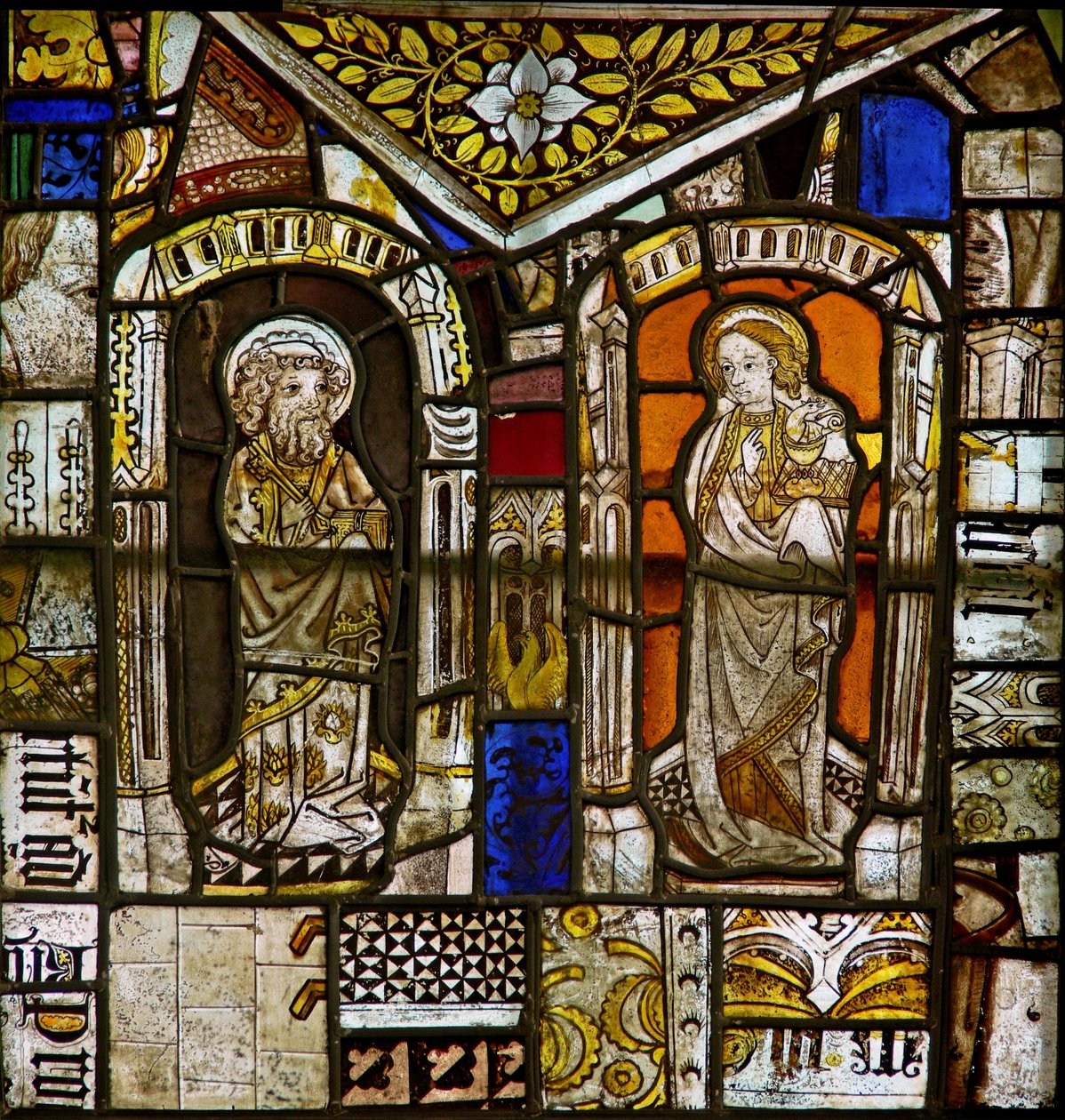 Et panel i østvinduet som viser St Peter og St John; over dem er Gromwell-ugresset av English School