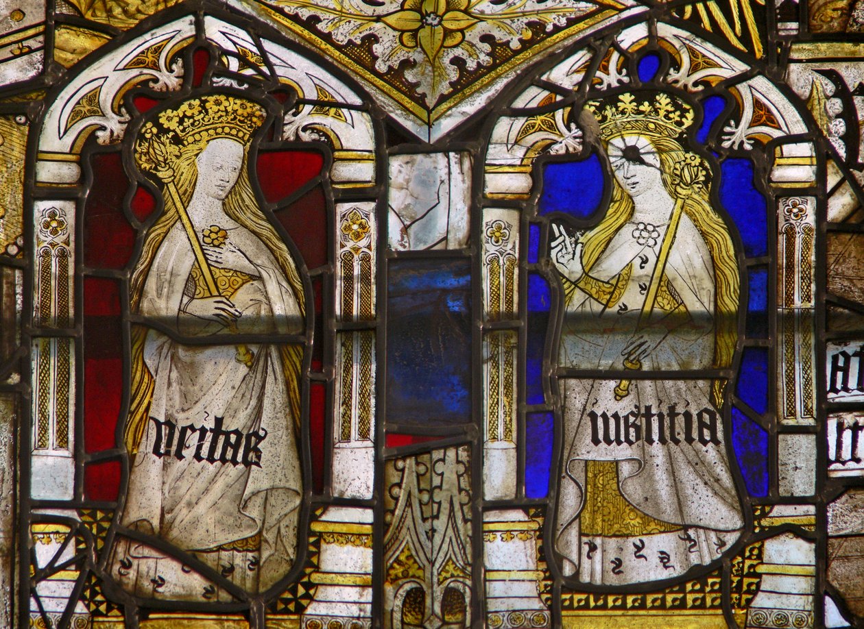 Et panel i østvinduet som viser Cardinal Virtues: Truth (Veritas) and Justice (Iustitia) av English School