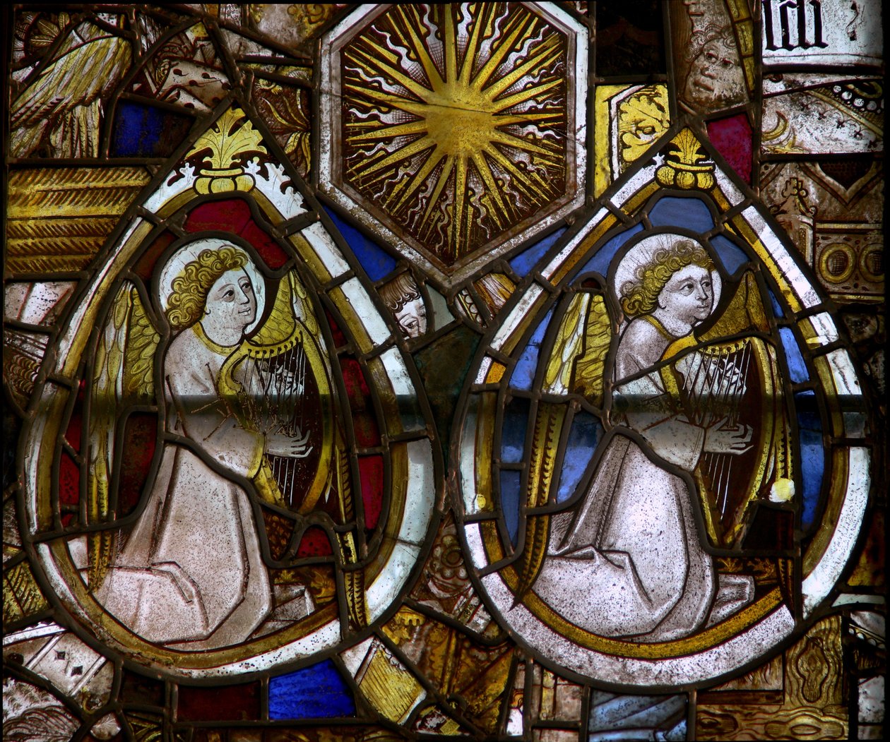 Et panel i østvinduet som viser to musikerengler med harper; en sunburst, emblem av Edward IV av English School