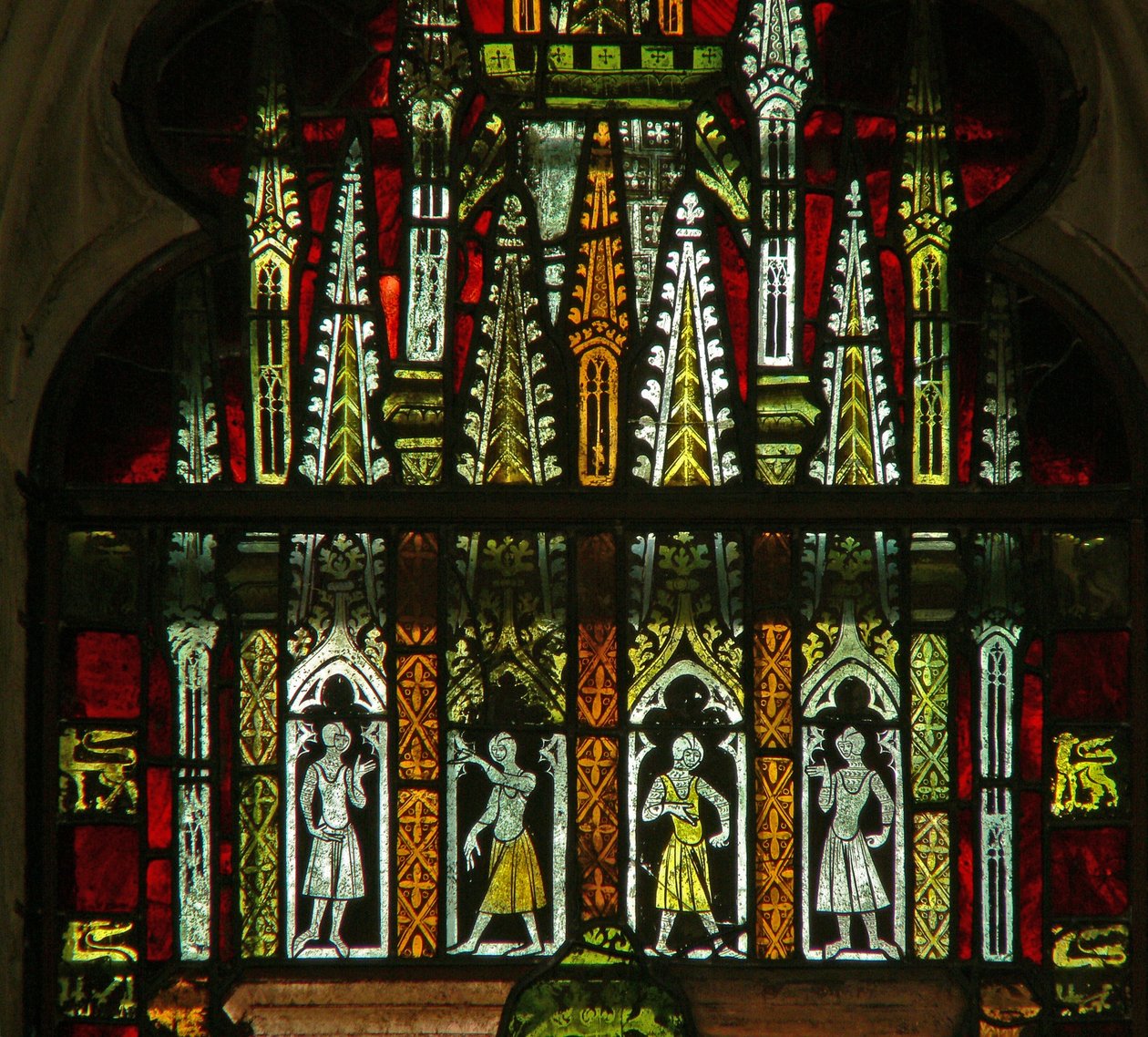 Et vindu i Lady Chapel som viser en baldakin med figurer av English School