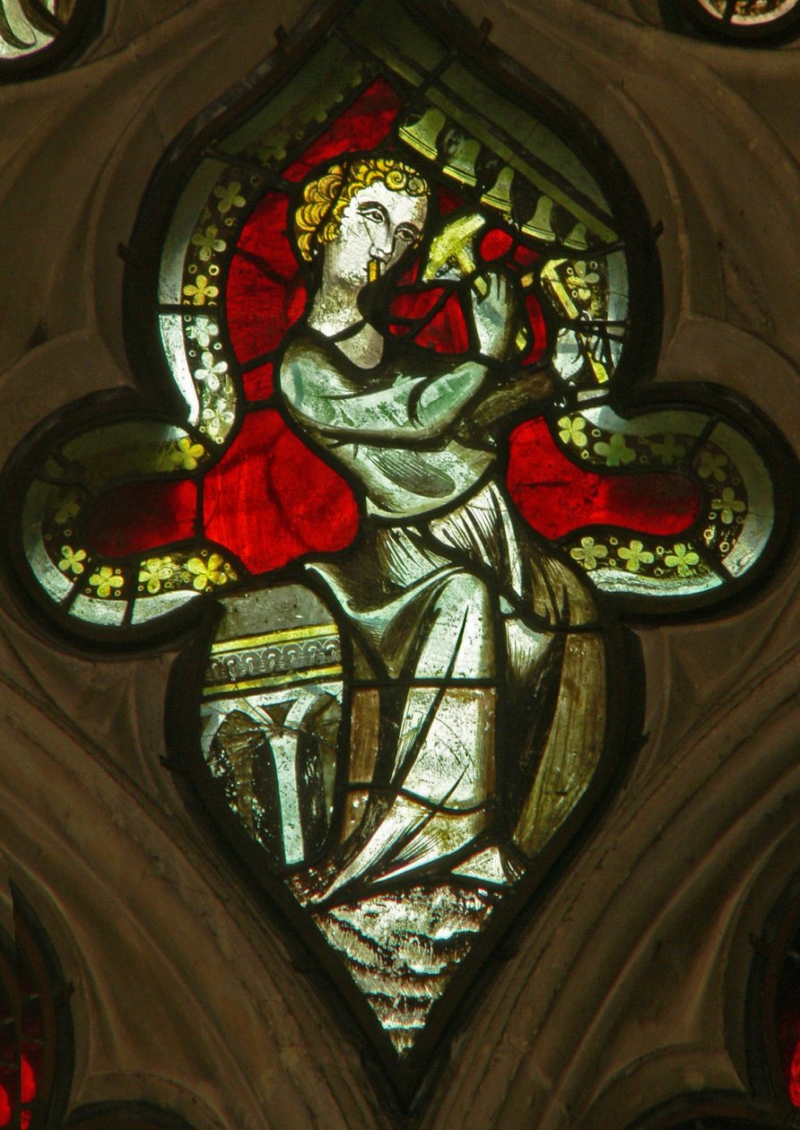 Et vindu i Lady Chapel som viser en musikerengel med bjeller av English School