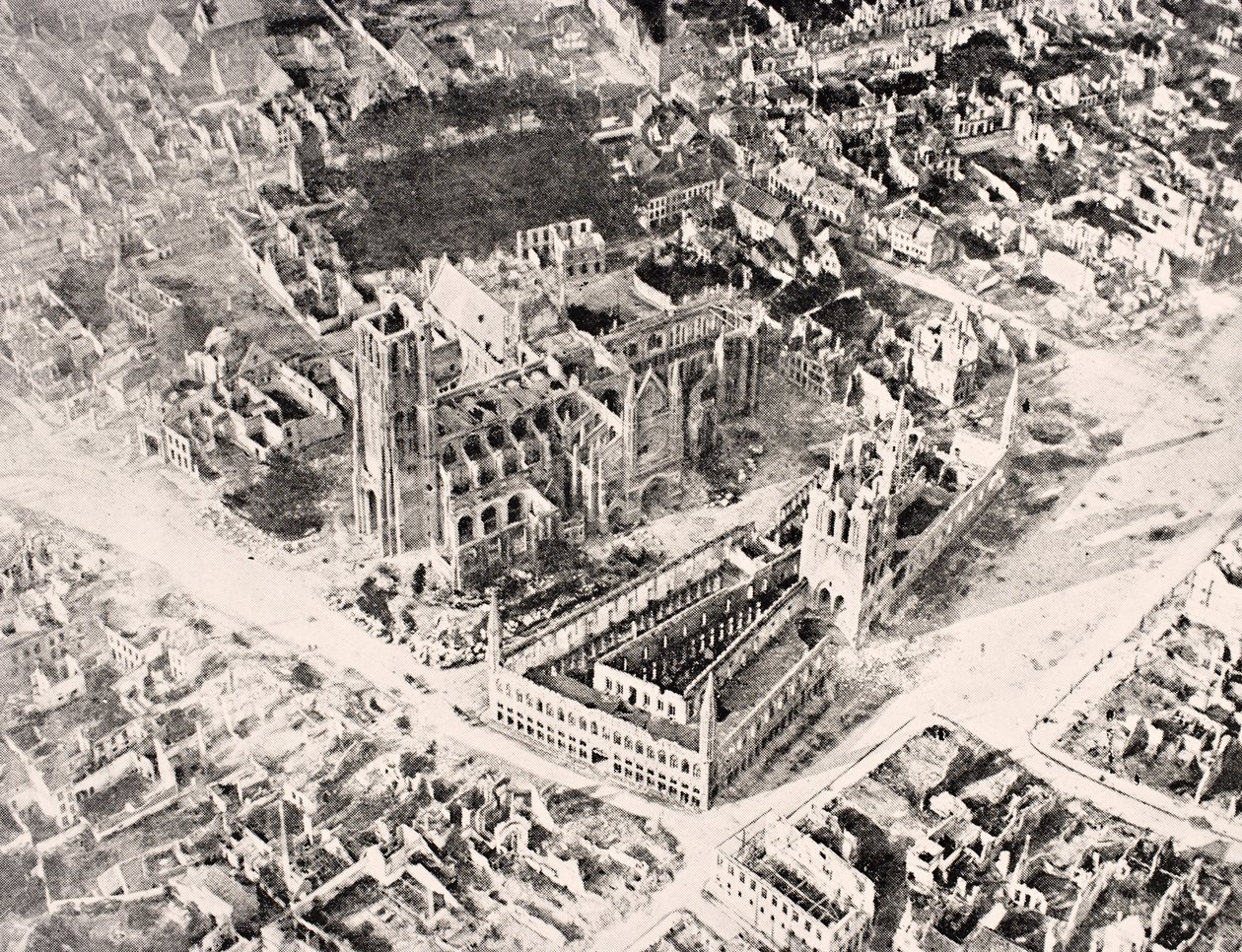 Luftfoto av Ypres i 1915 etter første og andre slag ved Ypres, fra 