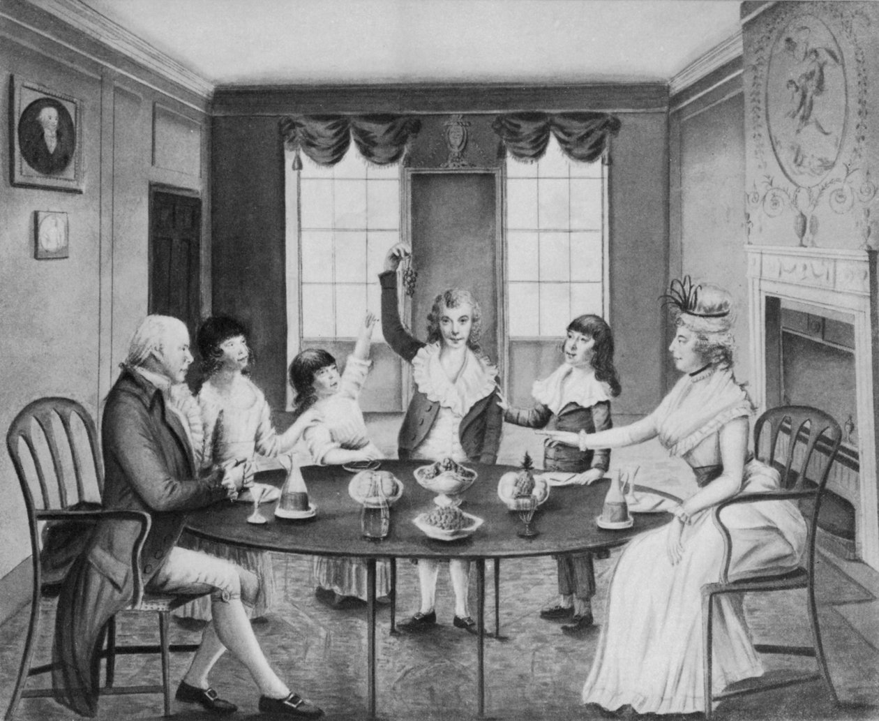 Et interiør med en dame og en herre som sitter ved et bord med deres fire barn stående bak det, ca. 1780 av English School