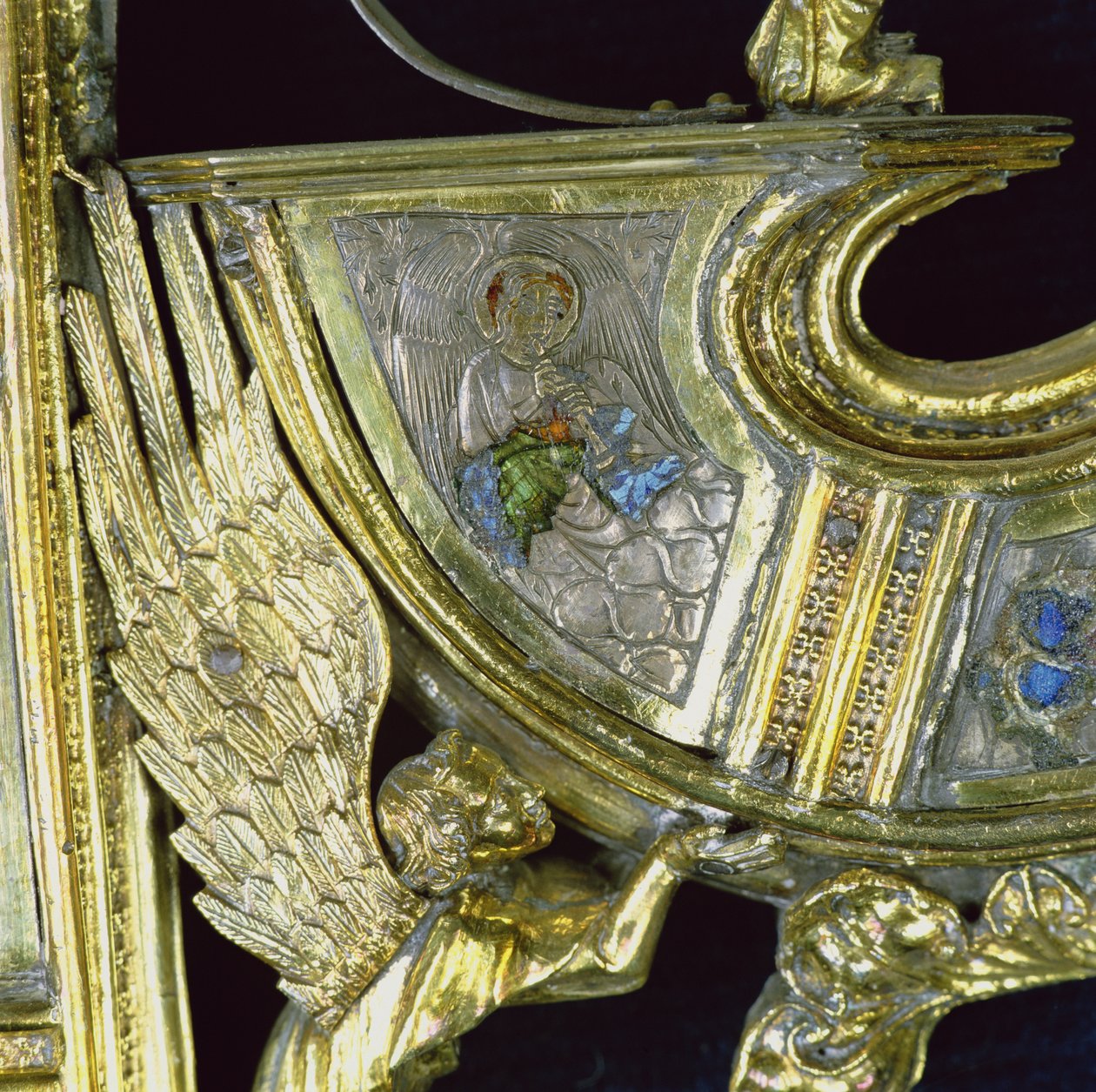 Engel som spiller en liten shawm, detalj fra crozieren til William av Wykeham (ca. 1320-1404) (forgylt sølv og champleve-emalje) av English School