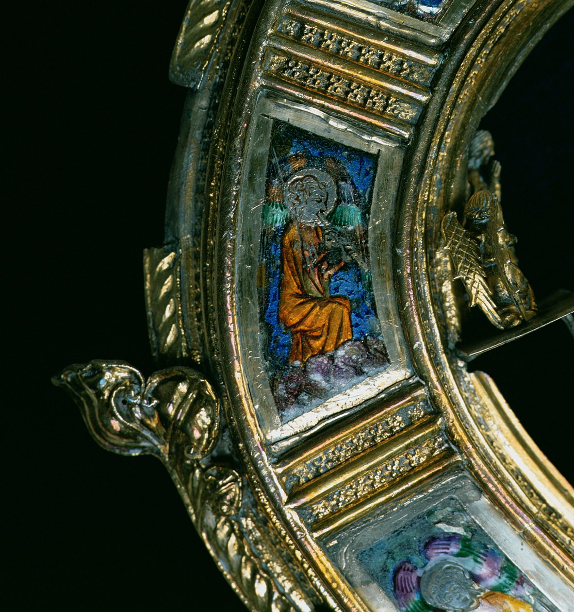 Engel som spiller et blåseinstrument, detalj fra crozieren til William of Wykeham (ca. 1320-1404) (forgylt sølv og champleve-emalje) (se 205100-32) av English School