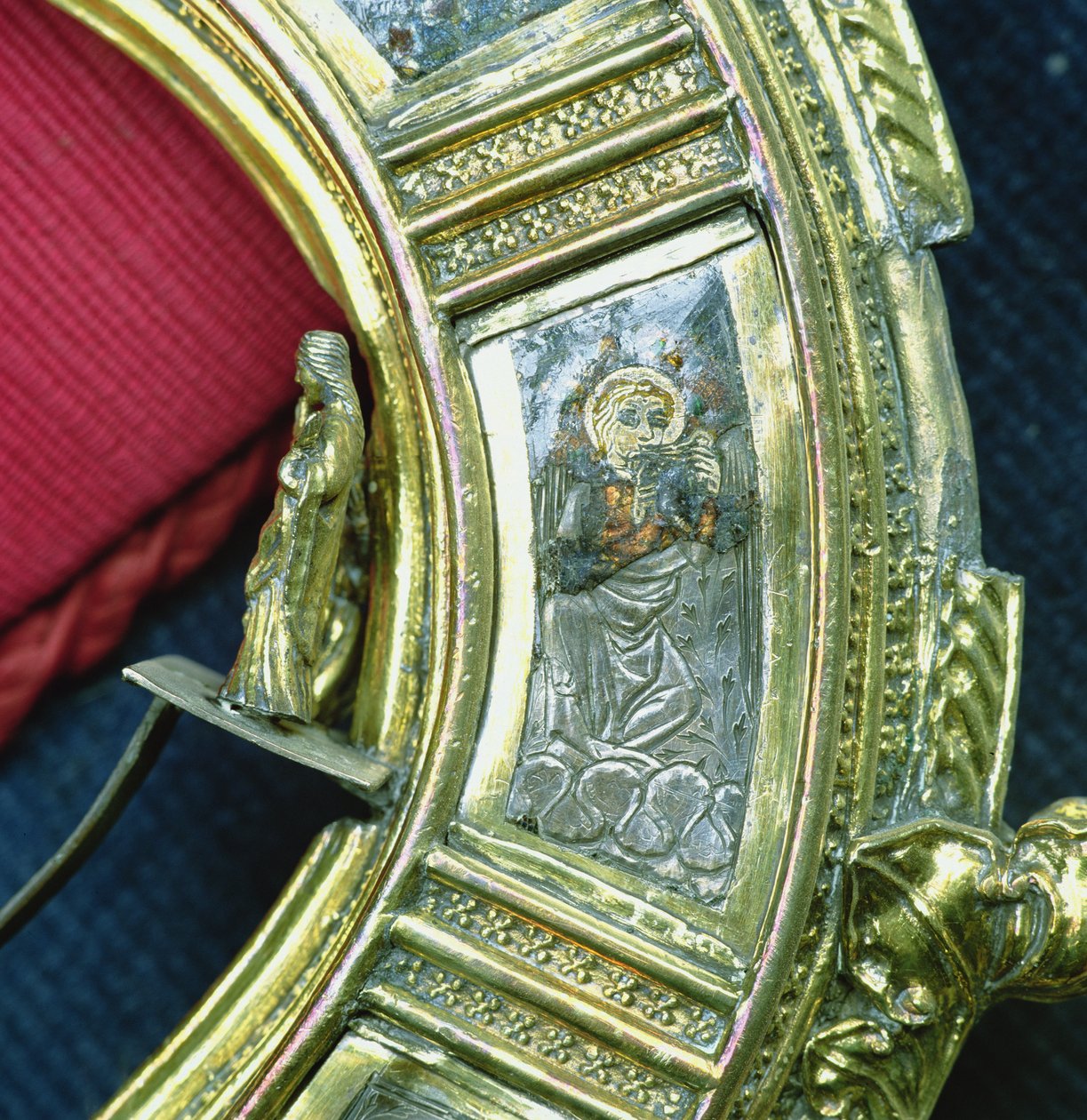 Engel som spiller trumf, detalj fra crozieren til William of Wykeham (ca. 1320-1404) (forgylt sølv og champleve-emalje) (se 205100-32) av English School