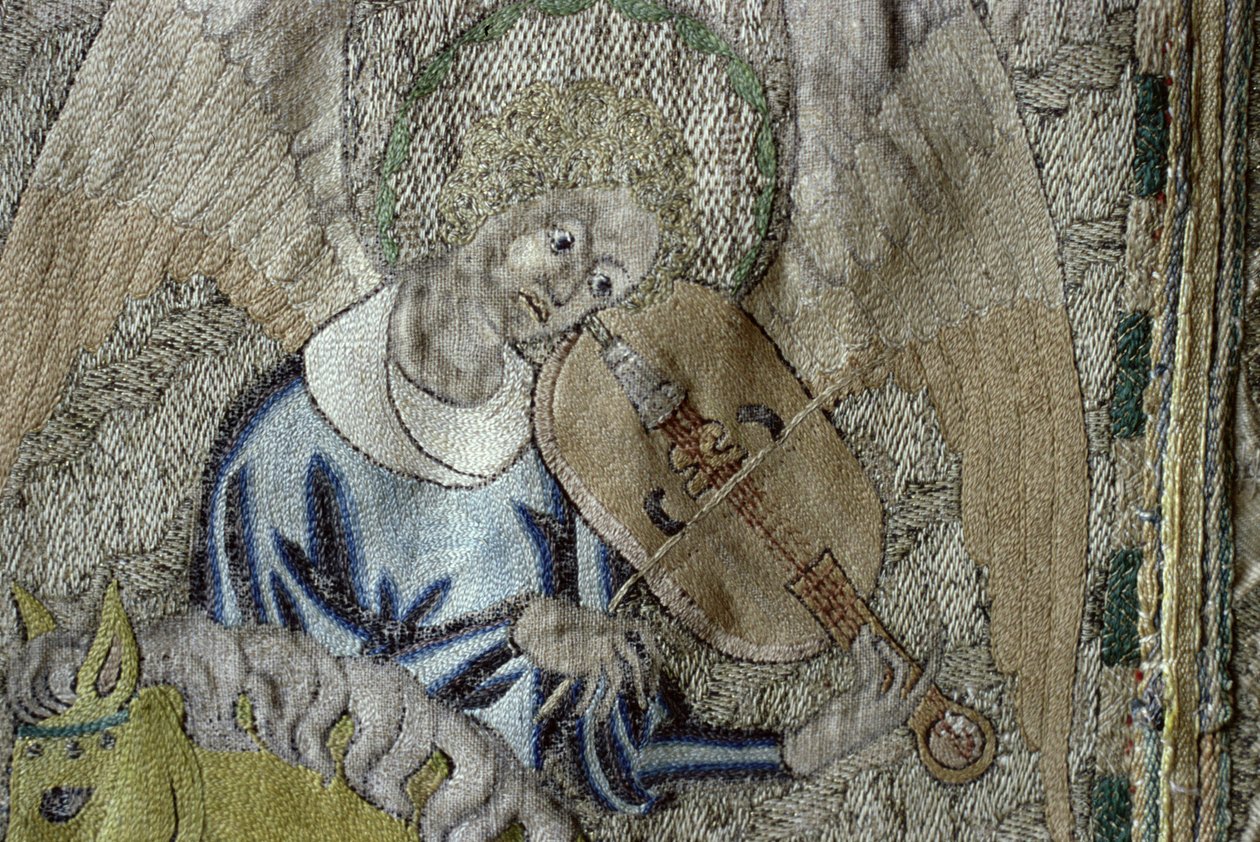 Engel som spiller bratsj, detalj fra fronten av Steeple Aston Cope, ca. 1340-tallet (forgylt sølvtråd og farget silke på fawn silke twill) av English School