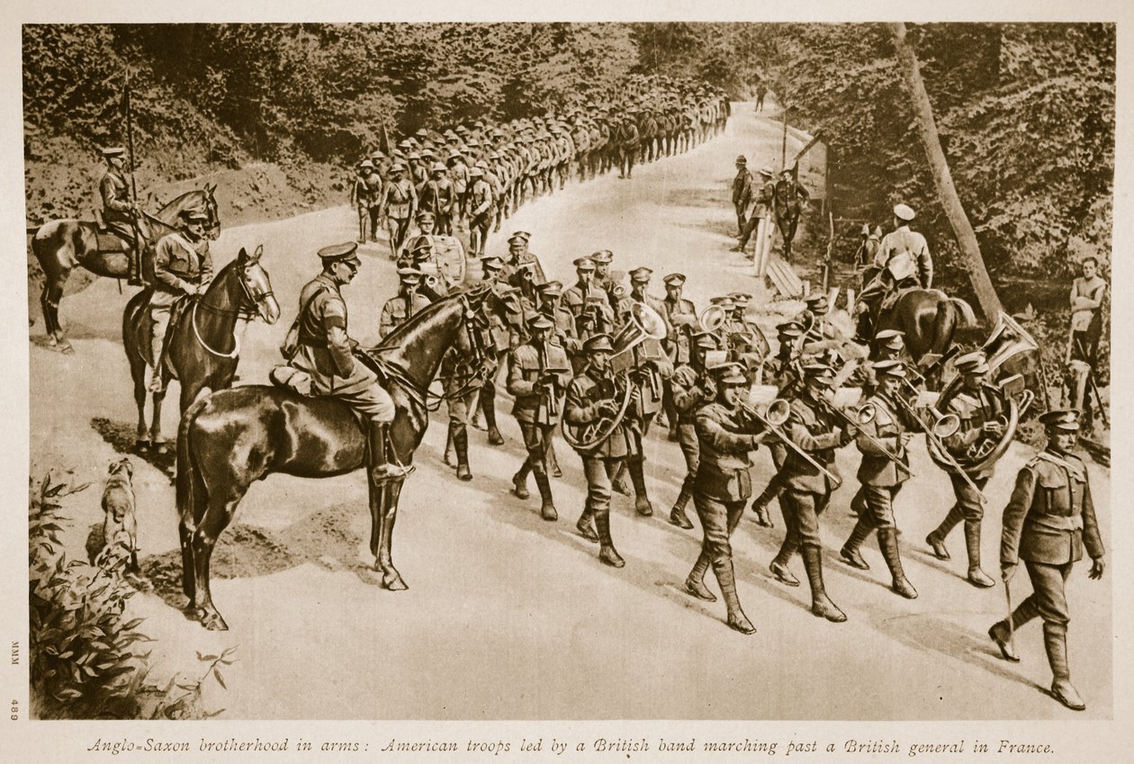 Anglo Saxon våpenbrorskap: Amerikanske tropper ledet av et britisk band som marsjerte forbi en britisk general i Frankrike, 1914-19 av English School