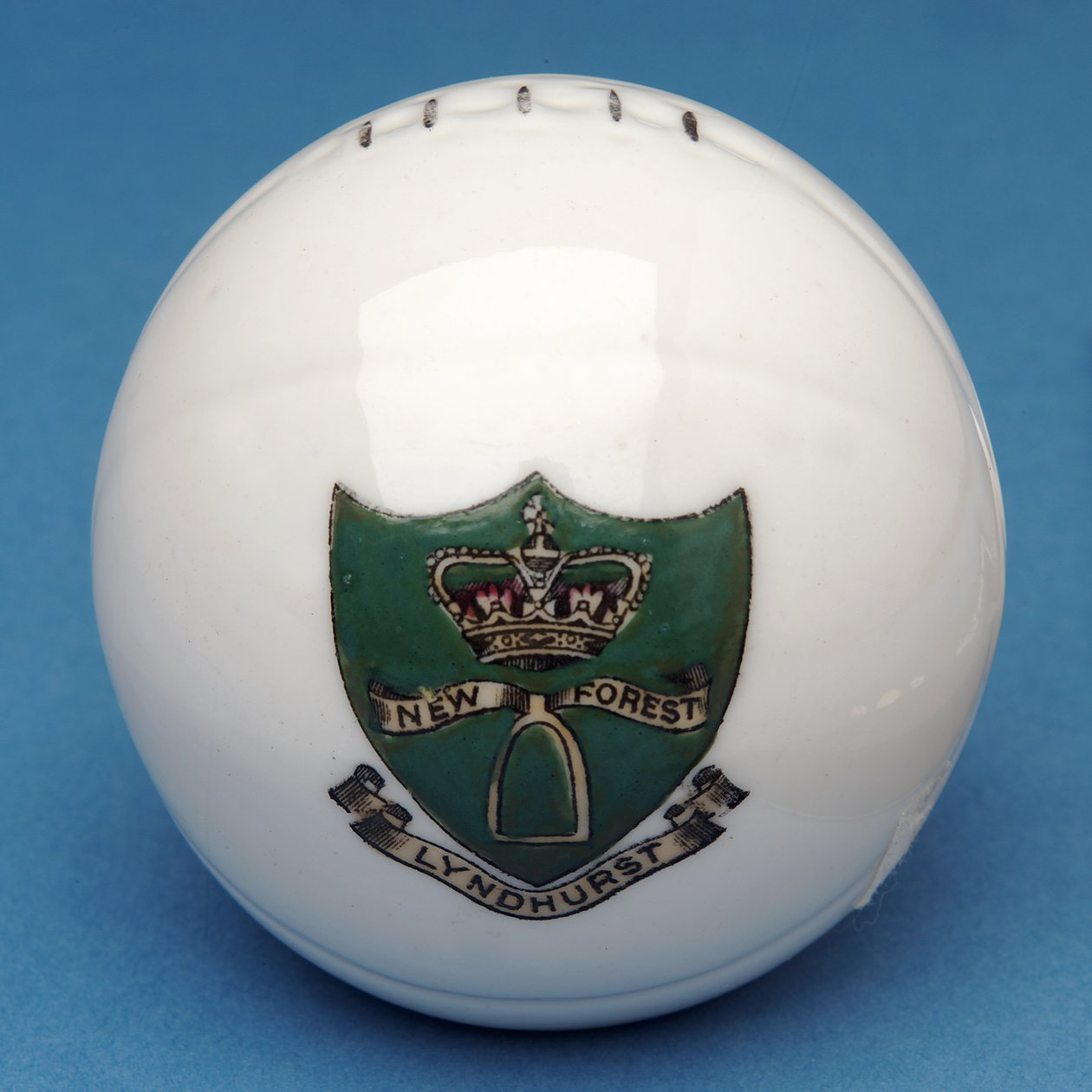 Armorial suvenir miniatyrfotball med overføring av Lyndhurst, New Forest-emblemet (keramikk) av English School