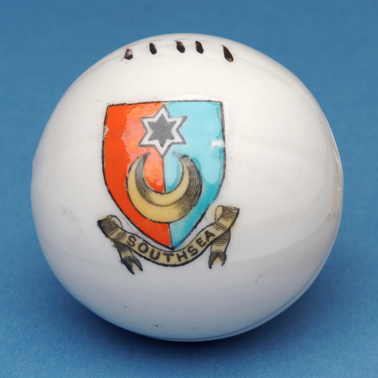 Armorial suvenir miniatyrfotball med overføring av Southsea-emblemet (keramikk) av English School
