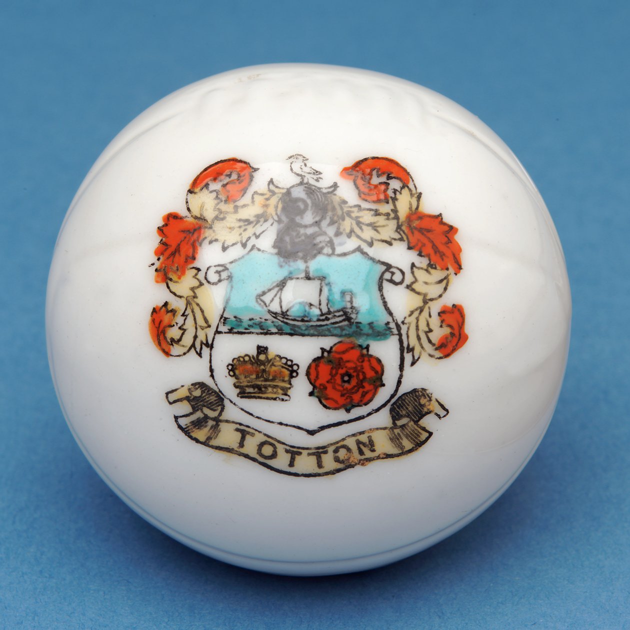 Armorial suvenir miniatyrfotball med overføring av Totton-emblemet (keramikk) av English School