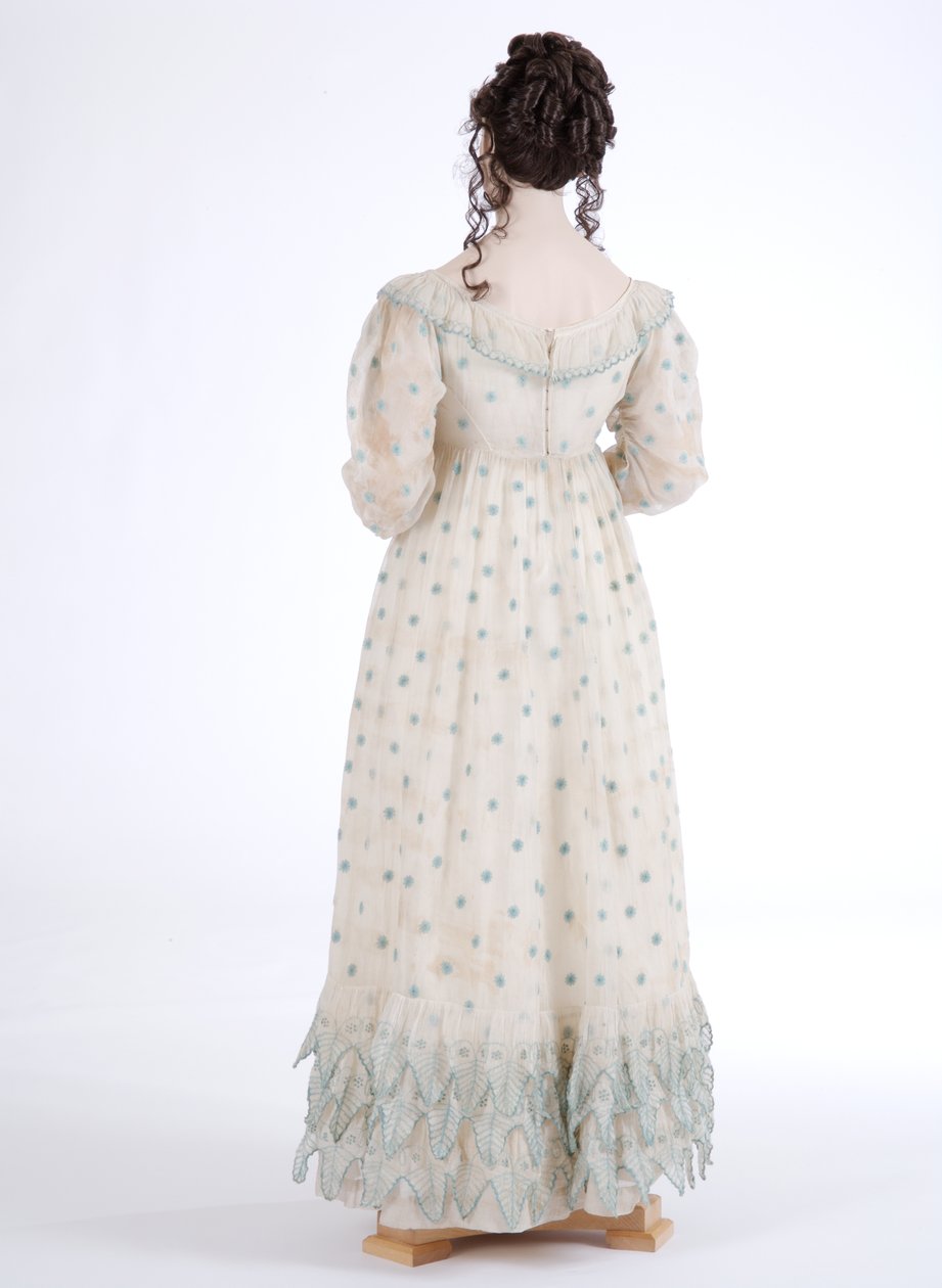 Baksiden av en dagskjole, ca. 1815 (bomullsmuslin brodert med blå ull) av English School