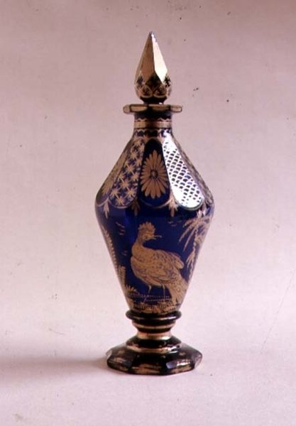 Bi-konisk kruetflaske med spiralpropp, 1765-70 (forgylt blått glass) av English School