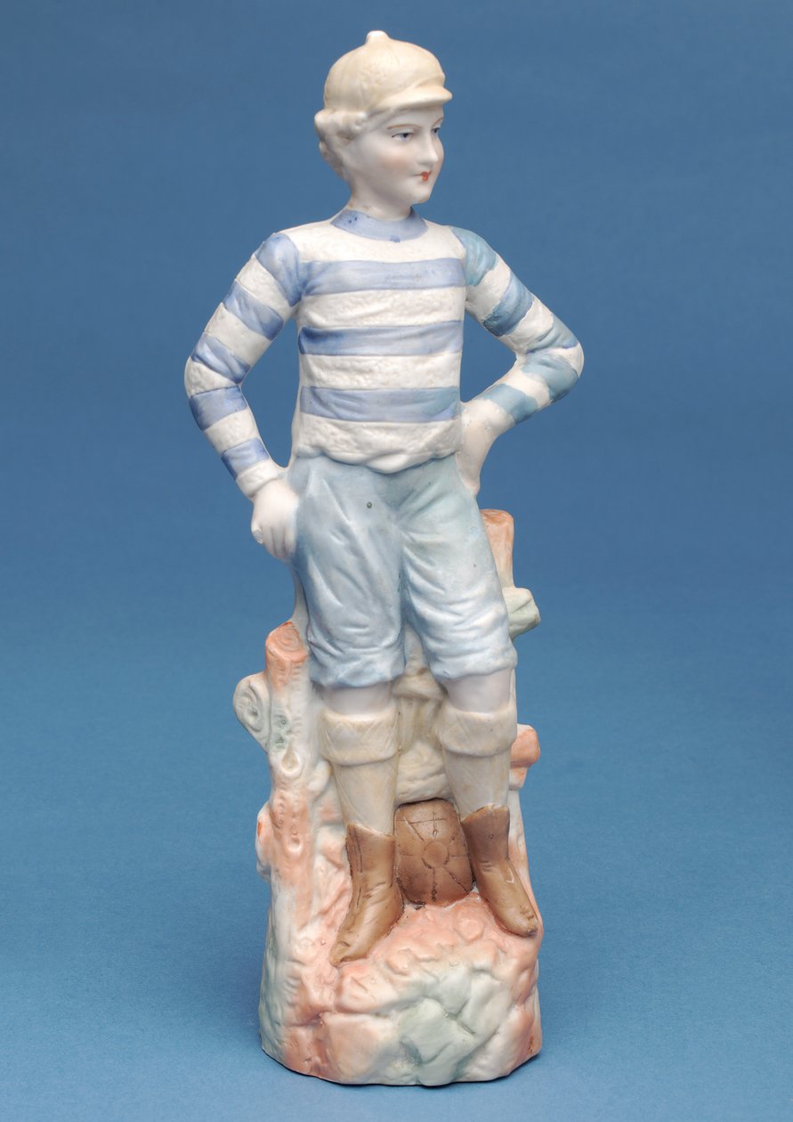 Bisquefigur av en fotballspiller i blå- og hvitstripete drakt, ca. 1890-tallet (keramikk) av English School