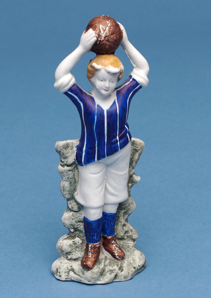 Bisque figur av en fotballspiller som kaster ballen inn (keramikk) av English School