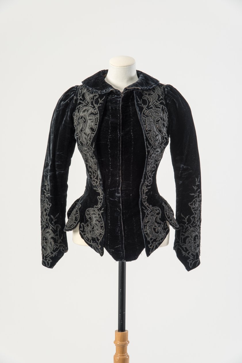 Svart fløyelsjakke brodert med påført svart silke og metallperler, sent på 1890-tallet (fløyel) av English School