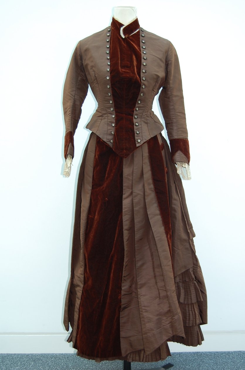 Brun kjole (skjørt og liten jakke), ca. 1875 (silkesateng) (se også 3700631) av English School