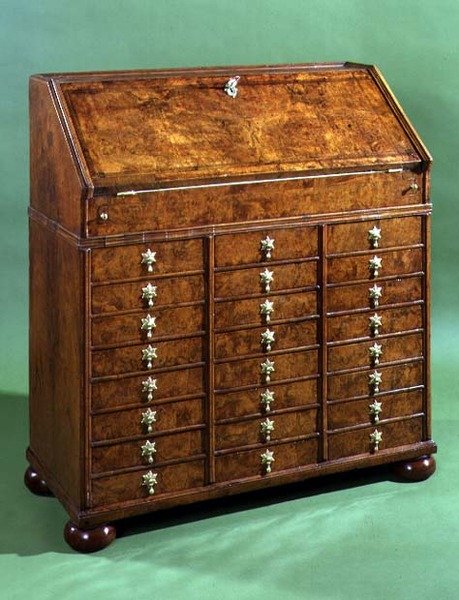 Byrå med mange små skuffer og bolleføtter, ca. 1710 (valnøtt) av English School