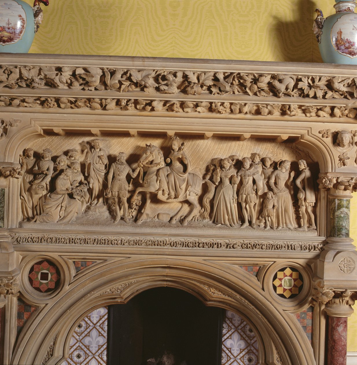 Utskåret peis i salongen, som viser Elizabeth I som ble møtt av jarlen av Hereford i 1591, 1500-tallet av English School