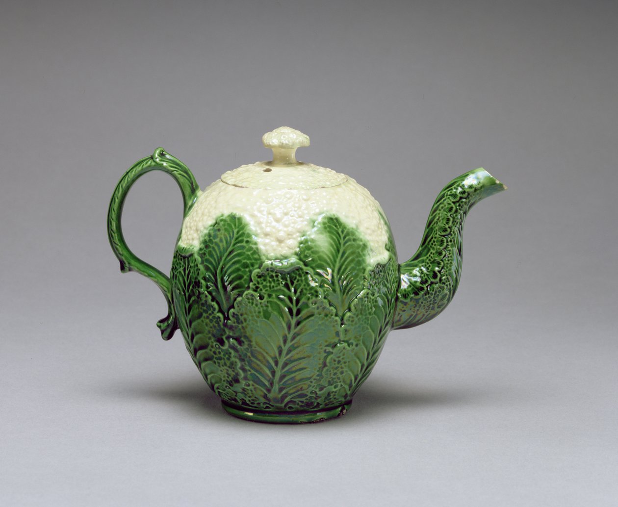 Blomkåltekanne, fra Burlem, Staffordshire, ca. 1759-66 (blyglasert kremfair, slip-cast) av English School