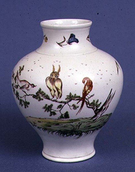 Chelsea-vase med bred balusterform dekorert med fugler sannsynligvis malt av O