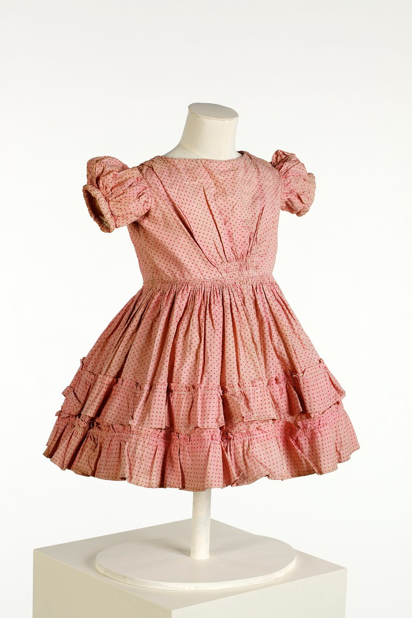 Barnekjole med puffermer og rynket skjørt, trykt med rosa flekkmønster, ca. 1850 (bomull) av English School