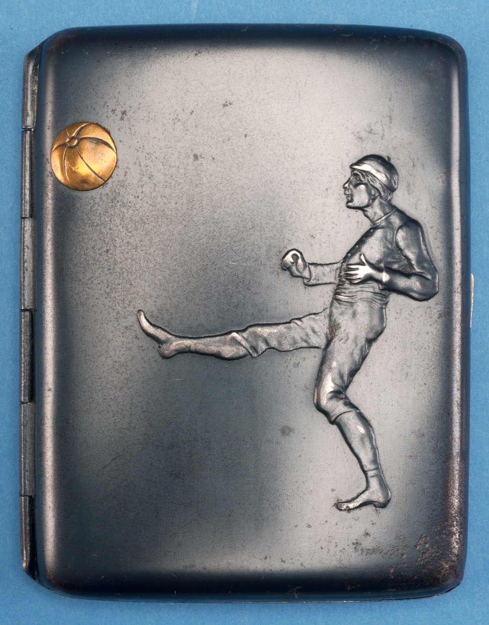 Sigarettetui med en fotballspiller som sparker en gullball opp i luften. ca. 1880 (metall) av English School