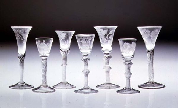 Samling av graverte glass med ugjennomsiktig og luftvridende stengler (glass)trompet av English School