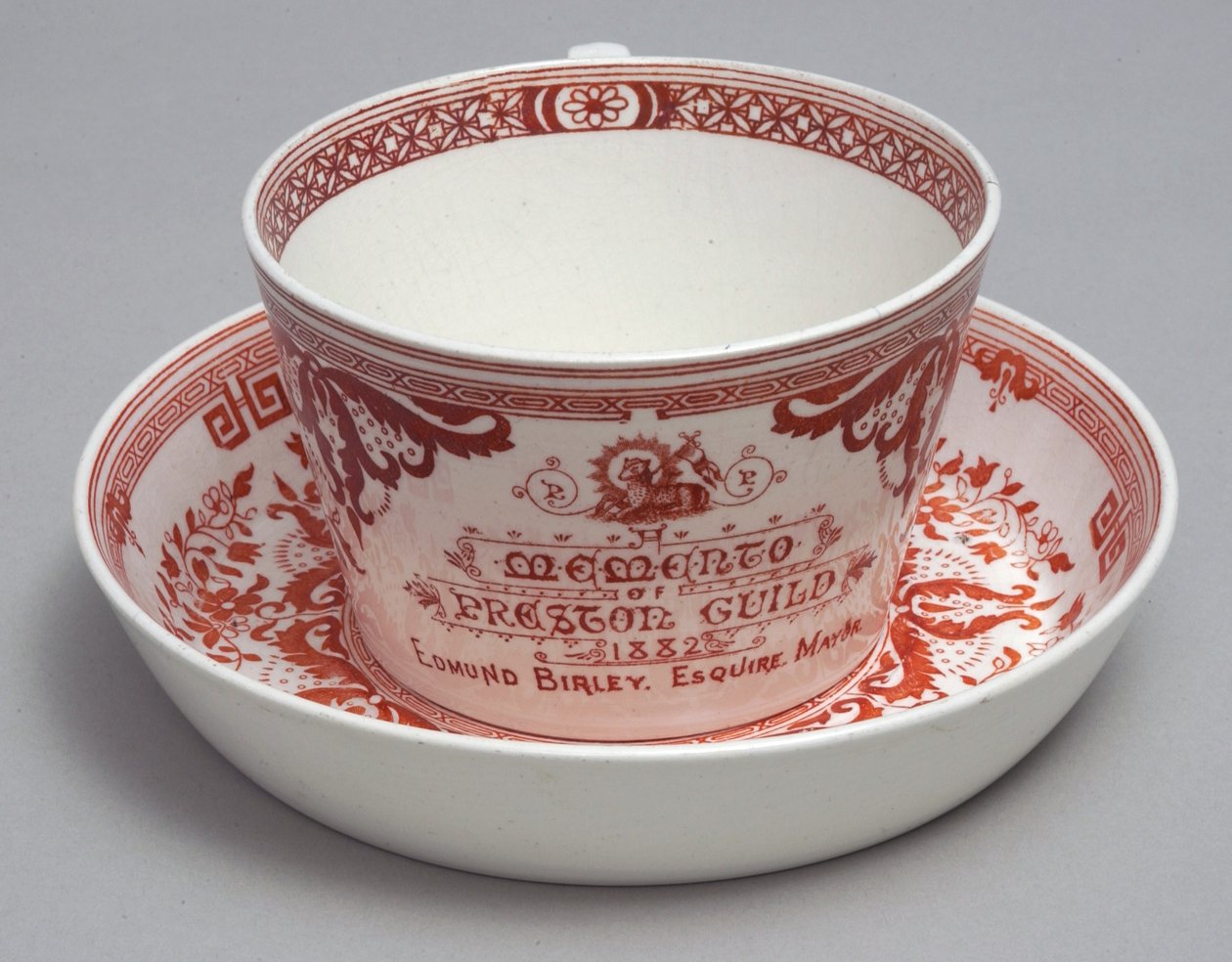 Jubileums tekopp og tallerken som leser A Memento of Preston Guild 1882, Minton, England, ca. 1882 (keramikk) av English School